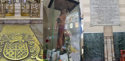 O túmulo de Estácio de Sá, a imagem de São Sebastião e marco da cidade na igreja dos Capuchinhos, na Tijuca: traslado, 100 anos atrás, provocou aglomeração histórica pelas ruas do Rio