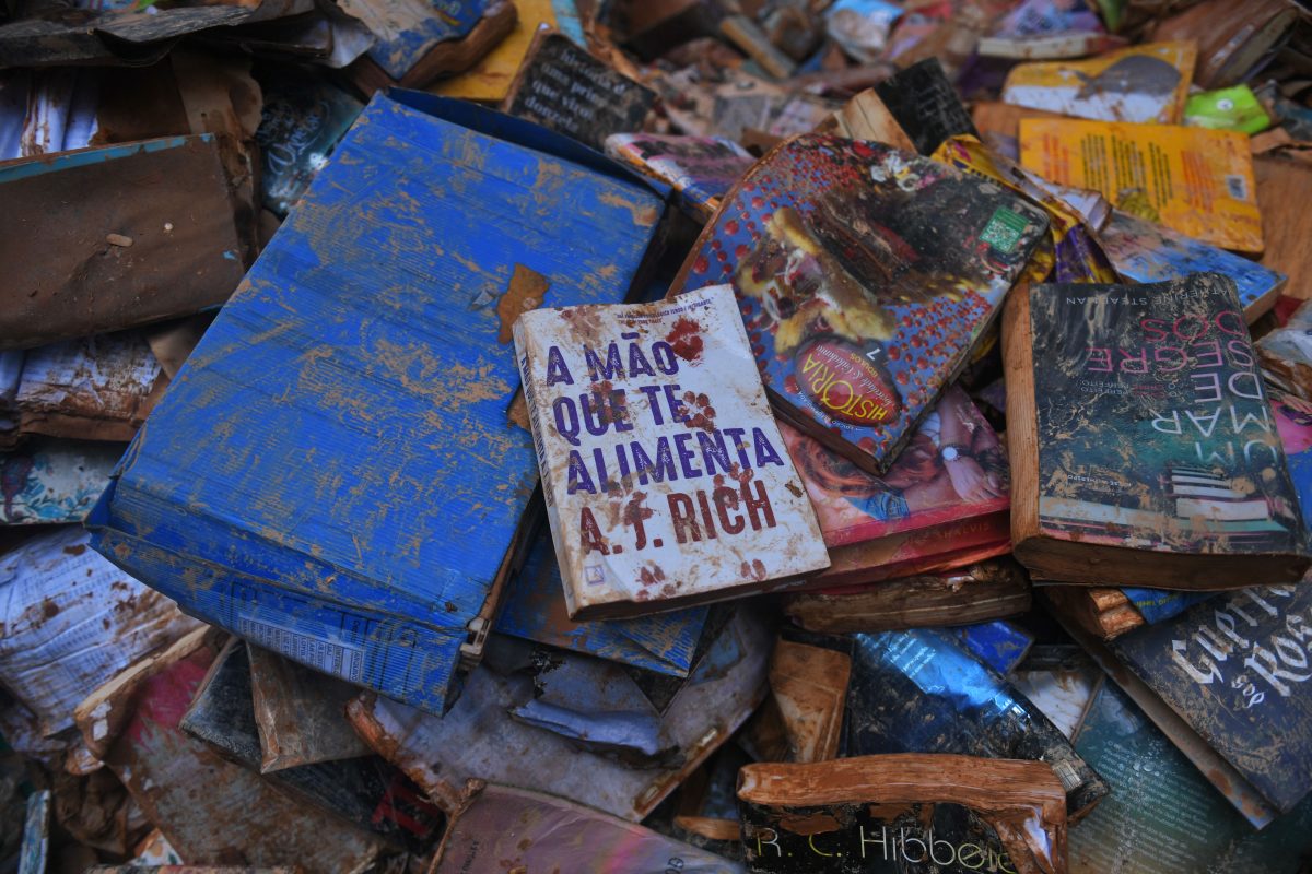 Livros destruídos pela enchente no Centro de Petrópolis - a região que paga laudêmio à família real. Foto: Mauro Pimentel/AFP