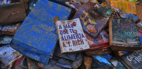Livros destruídos pela enchente no Centro de Petrópolis - a região que paga laudêmio à família real. Foto: Mauro Pimentel/AFP