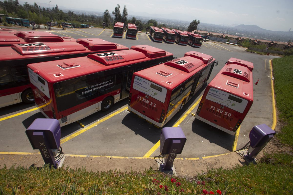 Ônibus elétricos em Santiago: Chile corre para eletrificar veículos e capital tem a maior de ônibus da América Latina (Foto: Claudio Reyes / AFP - 10/01/2019)
