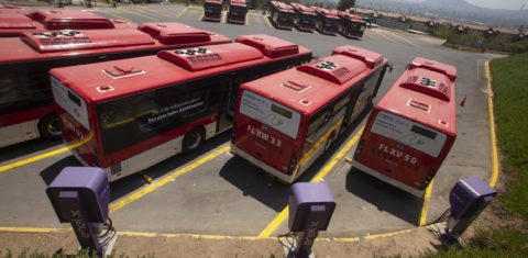 Ônibus elétricos em Santiago: Chile corre para eletrificar veículos e capital tem a maior de ônibus da América Latina (Foto: Claudio Reyes / AFP - 10/01/2019)