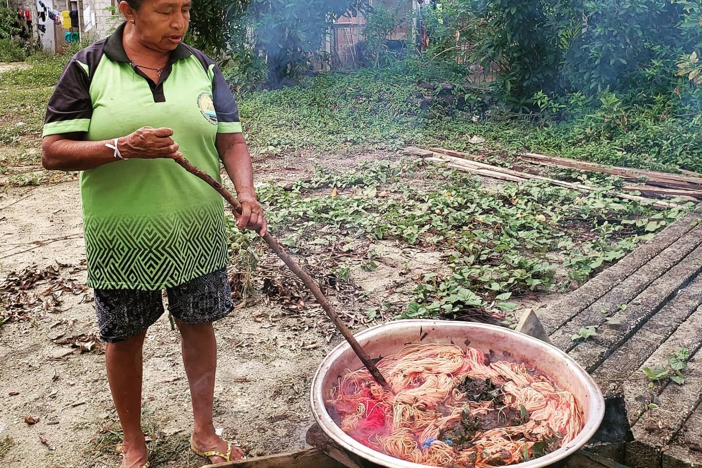 Mulher indígena prepara fios de tucum para artesanato: sol mais forte e mudança nos ciclos da chuva impactam aldeias com crise climática (Foto: Associação de Artesãs Indígenas de São Gabriel da Cachoeira)