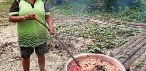 Mulher indígena prepara fios de tucum para artesanato: sol mais forte e mudança nos ciclos da chuva impactam aldeias com crise climática (Foto: Associação de Artesãs Indígenas de São Gabriel da Cachoeira)