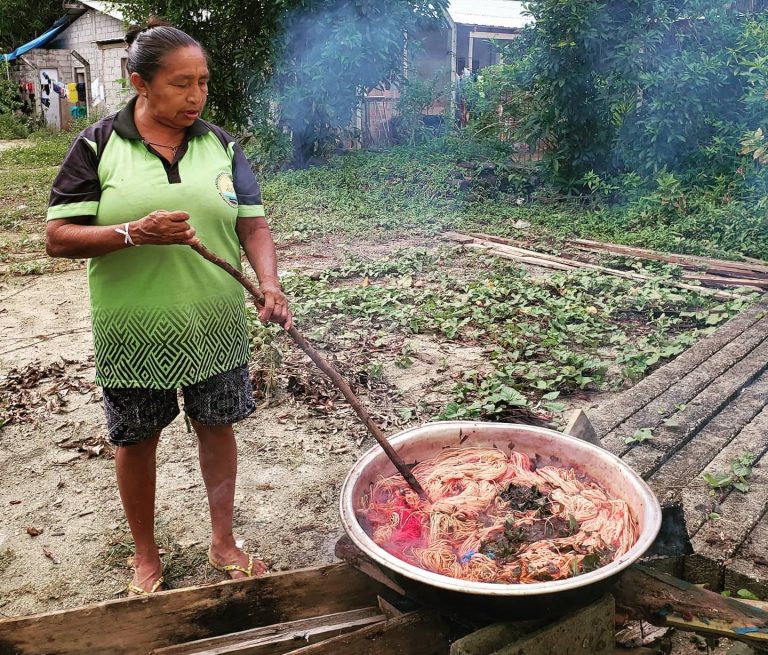 Mulher indígena prepara fios de tucum para artesanato: sol mais forte e mudança nos ciclos da chuva impactam aldeias com crise climática (Foto: Associação de Artesãs Indígenas de São Gabriel da Cachoeira)