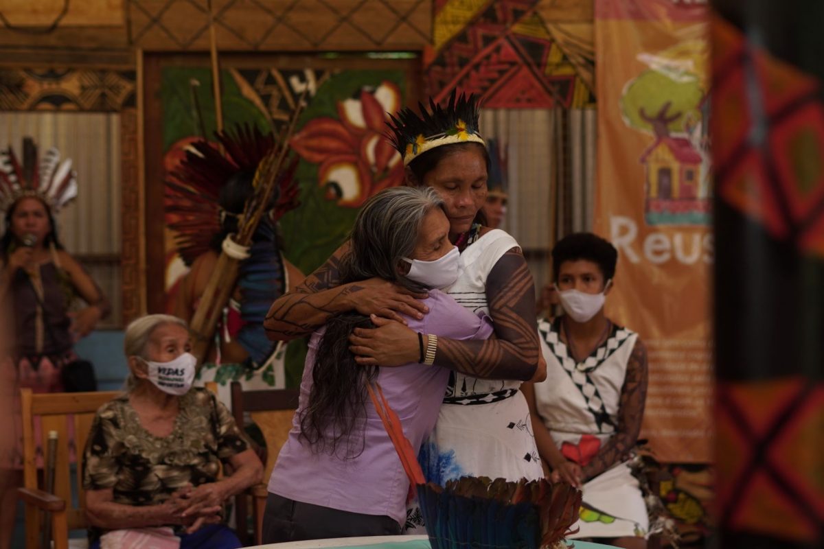 Lutana Kokama abraçada à sua mãe, Raimunda: cacica geral eleita pela comunidade é exemplo de liderança feminina em bairro indígena de Manaus (Foto: Samara Souza /AZ Mina)