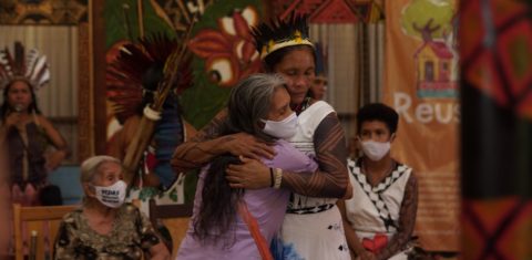 Lutana Kokama abraçada à sua mãe, Raimunda: cacica geral eleita pela comunidade é exemplo de liderança feminina em bairro indígena de Manaus (Foto: Samara Souza /AZ Mina)
