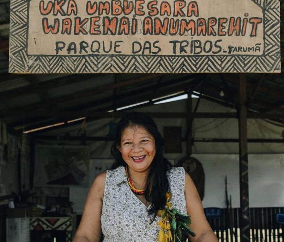 Cláudia Baré na escola indígena no Parque das Tribos: educação como instrumento de fortalecimento cultural (Foto: Arquivo Pessoal) 