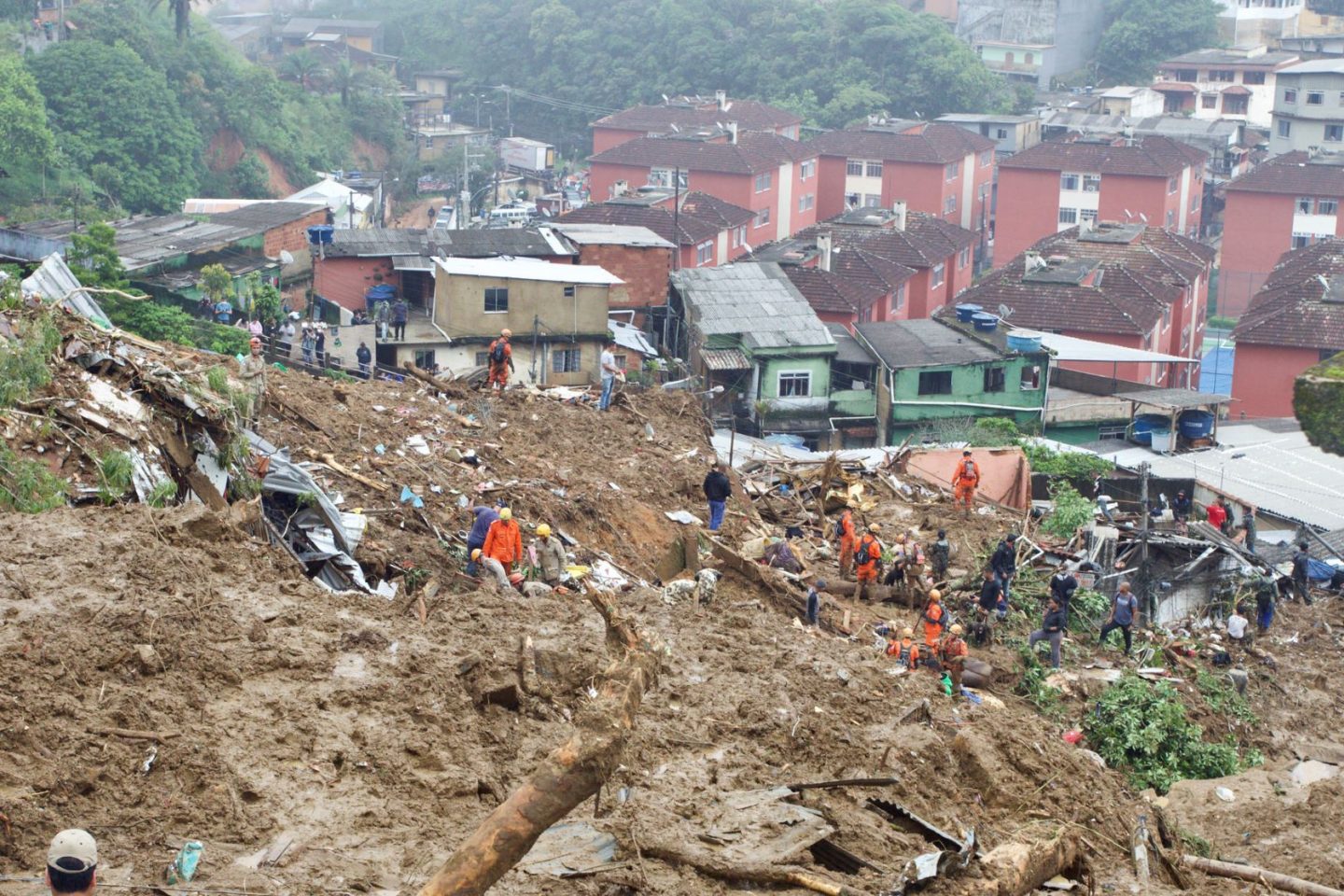 Bombeiros e voluntários buscam por soterrados no alto do Morro das Oficinas: Defesa Civil registrou 269 deslizamentos de terra durante o temporal (Foto: Rogério Santana/Governo RJ)