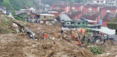 Bombeiros e voluntários buscam por soterrados no alto do Morro das Oficinas: Defesa Civil registrou 269 deslizamentos de terra durante o temporal (Foto: Rogério Santana/Governo RJ)