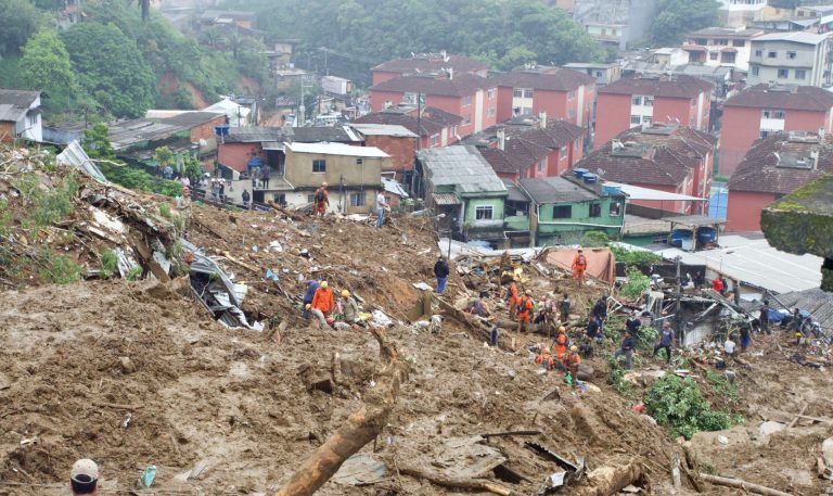 Bombeiros e voluntários buscam por soterrados no alto do Morro das Oficinas: Defesa Civil registrou 269 deslizamentos de terra durante o temporal (Foto: Rogério Santana/Governo RJ)