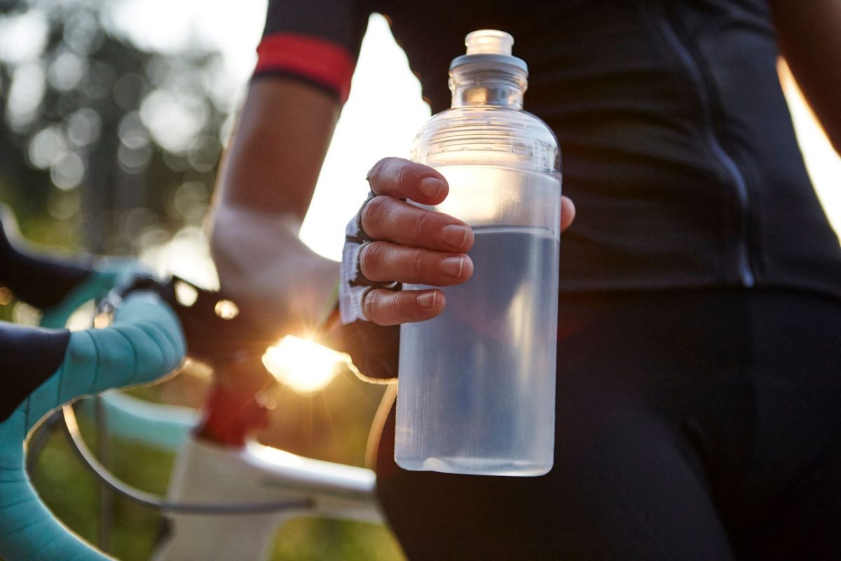 Garrafa reutilizável de plástico na mão de ciclista: pesquisa encontrou 400 substâncias químicas na água (Foto: Maria Fuchs / Cultura Creative / AFP - 31/08/2018)