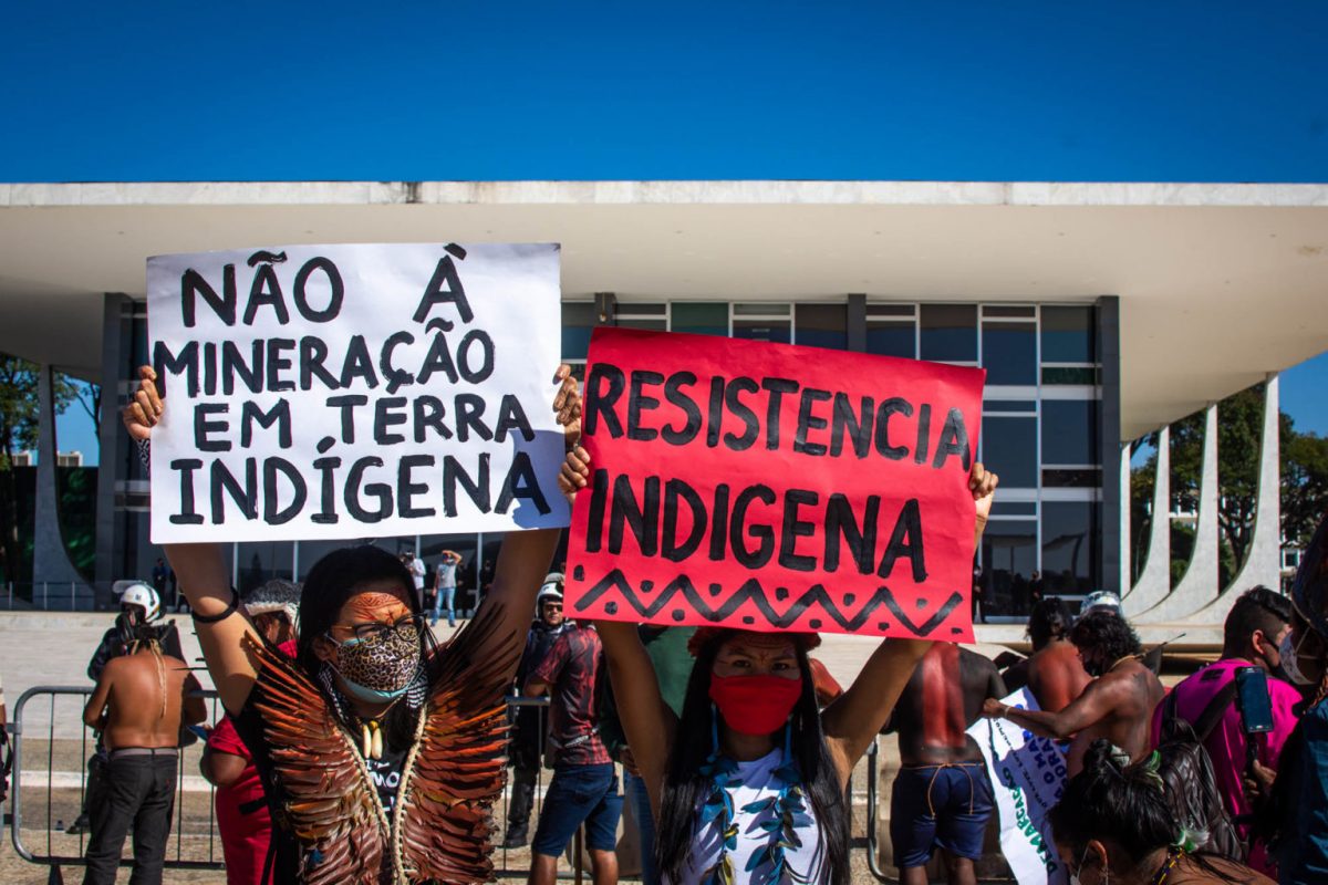 Indígenas protestam em Brasília contra a mineração em seus territórios: incentivo do governo a atividades ilegais (Foto: Cícero Pedrosa Neto/Amazônia Real -junho de 2021)