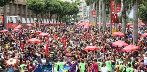 Multidão acompanha o Cordão do Bola Preta em 2020: em entrevista, historiador Luiz Antonio Simas reclama contra diferença de tratamento entre o carnaval público e o privado (Foto: Fernando Maia / Prefeitura do Rio - 22/02/2020)