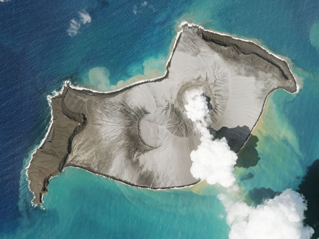 Imagem de satélite com a erupção do vulcão Hunga Tonga-Hunga-Ha’apai numa ilha do arquipélago de Tonga: 100 mil pessoas incomunicáveis após rompimento de cabos submarinos de telecomunicações (Foto: Eyepress News / AFP - 15/01/2022)
