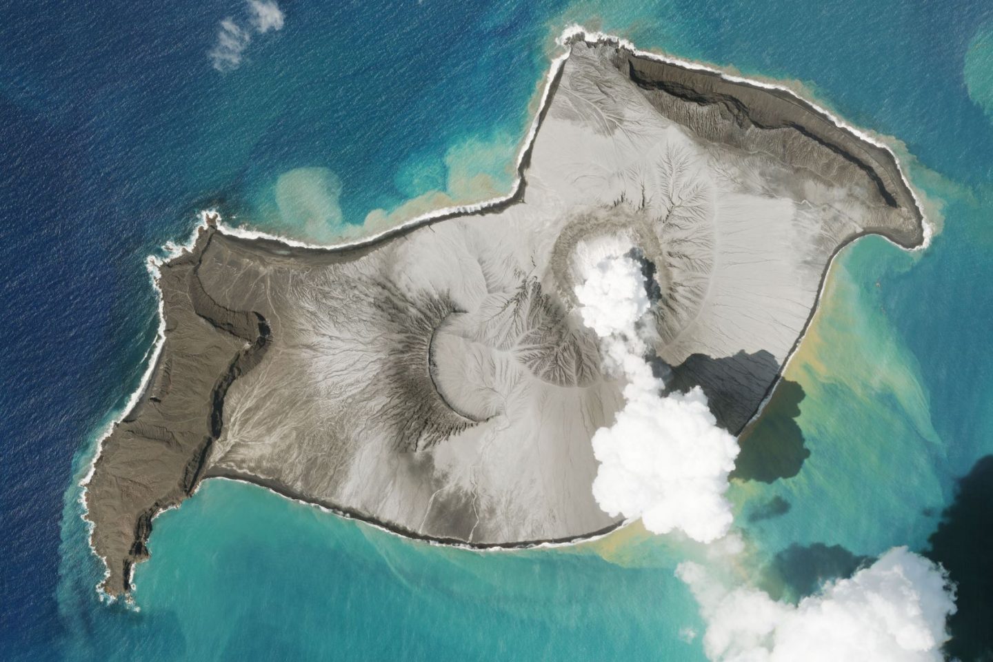 Imagem de satélite com a erupção do vulcão Hunga Tonga-Hunga-Ha’apai numa ilha do arquipélago de Tonga: 100 mil pessoas incomunicáveis após rompimento de cabos submarinos de telecomunicações (Foto: Eyepress News / AFP - 15/01/2022)