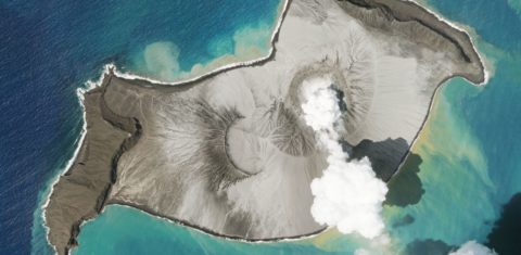 Imagem de satélite com a erupção do vulcão Hunga Tonga-Hunga-Ha’apai numa ilha do arquipélago de Tonga: 100 mil pessoas incomunicáveis após rompimento de cabos submarinos de telecomunicações (Foto: Eyepress News / AFP - 15/01/2022)
