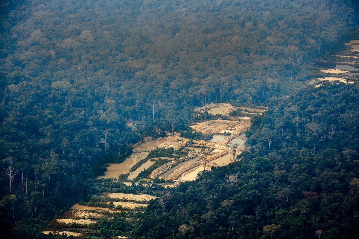 Garimpo ilegal na Terra Indígena Munduruku, município de Jacareacanga (Pará): estudo aponta que 47% do ouro extraído no Brasil tem indícios de ilegalidade (Foto: Marizilda Cruppe / Amazônia Real / Amazon Watch - 17/09/2020)