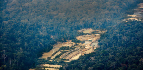 Garimpo ilegal na Terra Indígena Munduruku, município de Jacareacanga (Pará): estudo aponta que 47% do ouro extraído no Brasil tem indícios de ilegalidade (Foto: Marizilda Cruppe / Amazônia Real / Amazon Watch - 17/09/2020)