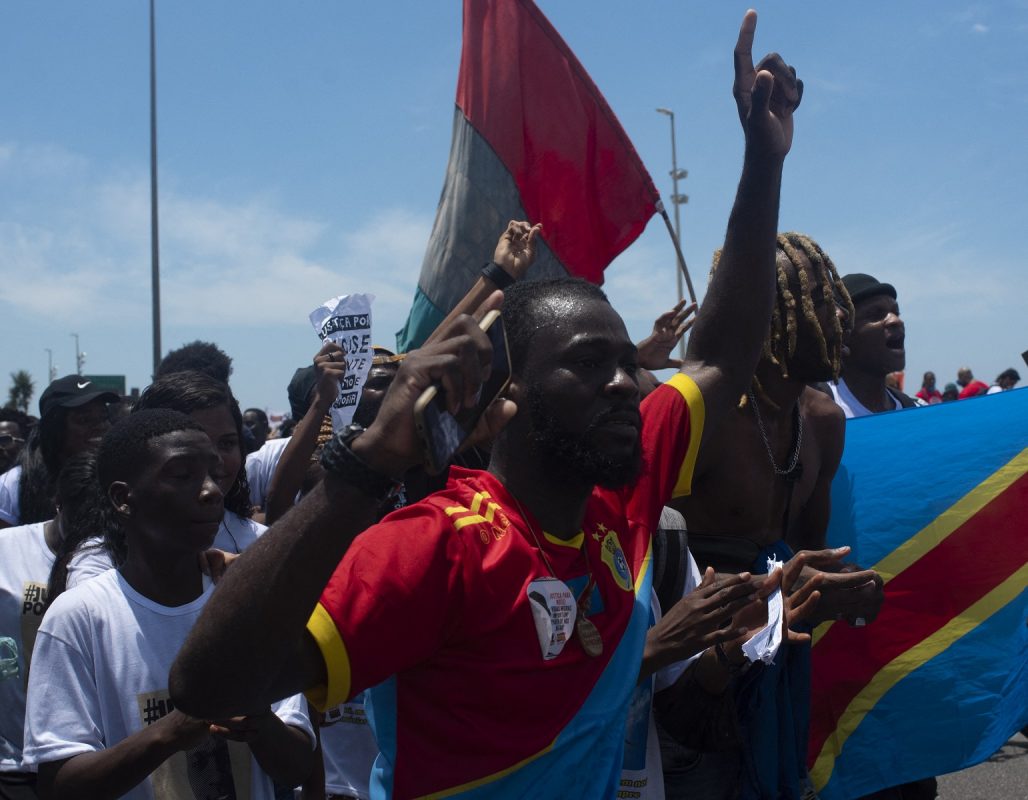 'Povo preto não é mercadoria': manifestantes protestam contra a morte violenta do jovem congolês Moïse Mugenyi Kabamgabe em um quiosque na Barra da Tijuca. Foto Fabio Teixeira/Anadolu Agency