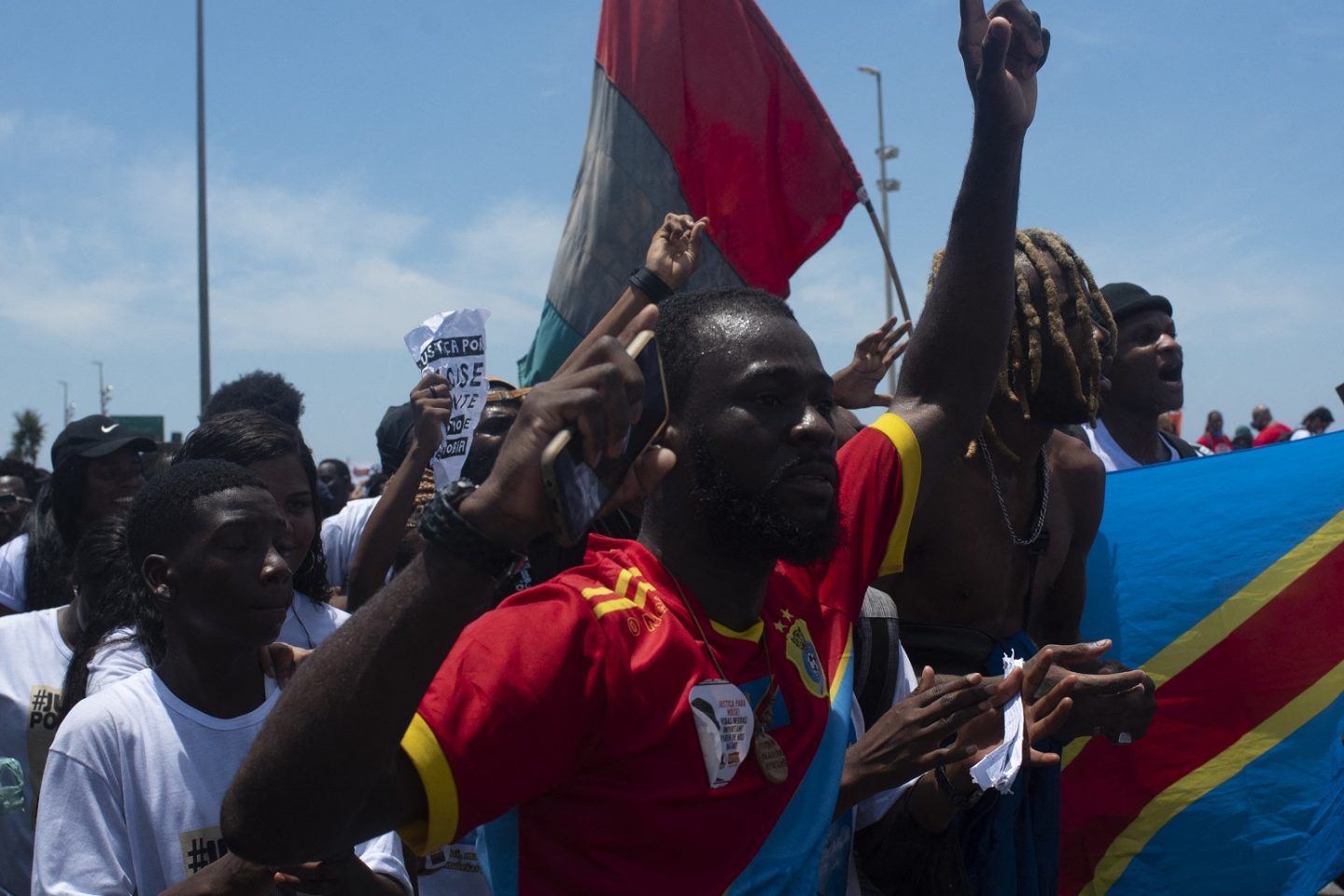 'Povo preto não é mercadoria': manifestantes protestam contra a morte violenta do jovem congolês Moïse Mugenyi Kabamgabe em um quiosque na Barra da Tijuca. Foto Fabio Teixeira/Anadolu Agency