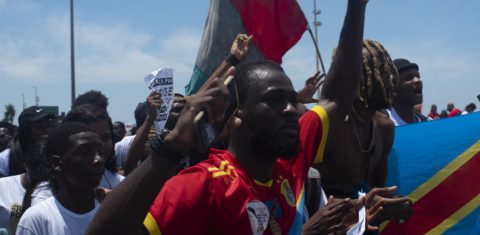 'Povo preto não é mercadoria': manifestantes protestam contra a morte violenta do jovem congolês Moïse Mugenyi Kabamgabe em um quiosque na Barra da Tijuca. Foto Fabio Teixeira/Anadolu Agency