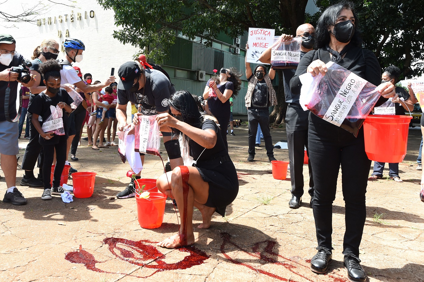 Manifestantes derramaram sangue no chão durante um protesto contra a morte do imigrante congolês no Rio. Foto Evaristo Sá/AFP