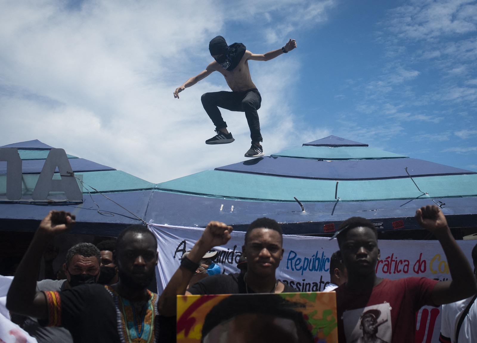 Revoltados, jovens protestam contra o assassinato do imigrante congolês. Foto Fabio Teixeira/Anadolu Agency