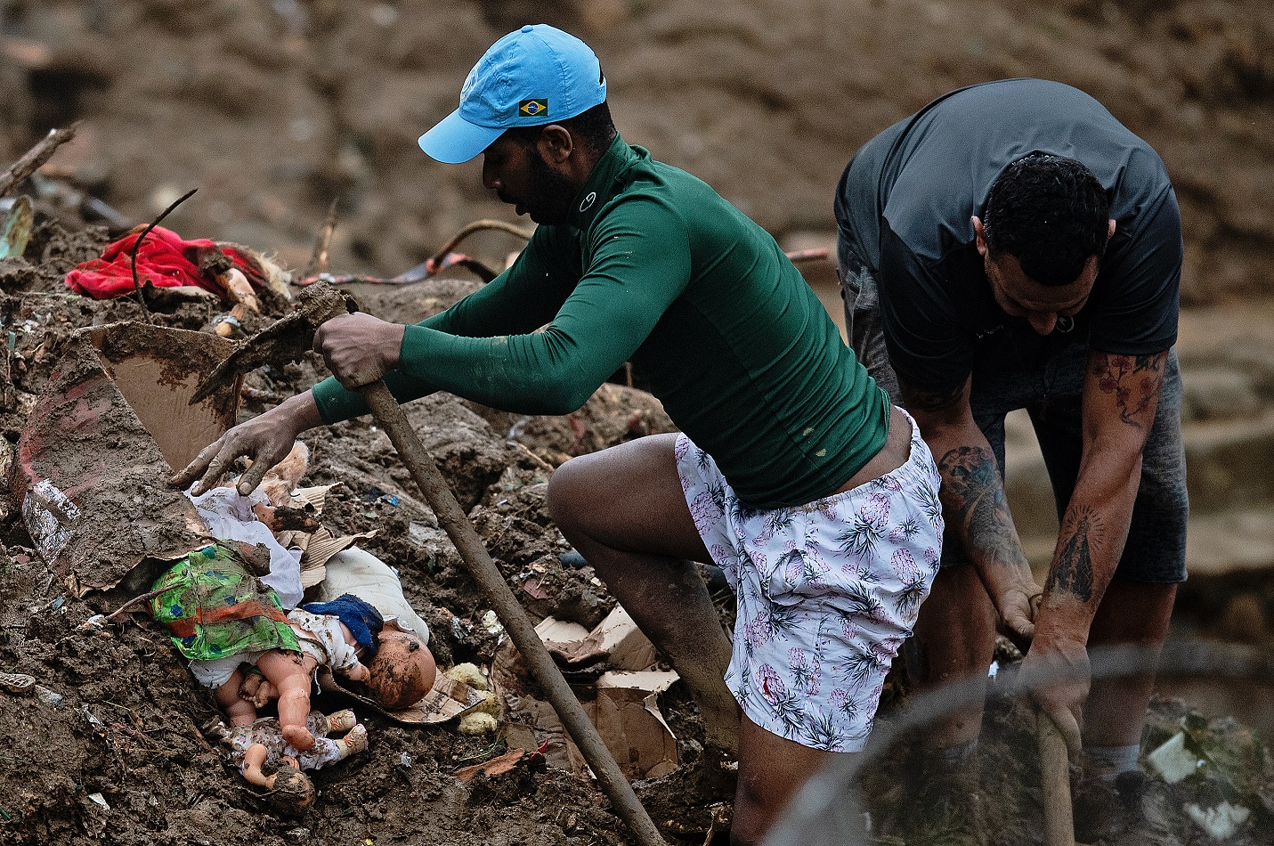 Moradores da região tentam ajudar na busca por sobreviventes. Foto Carl de Souza/AFP