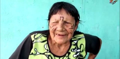 Kayawa Mawayana, a única falanta da língua Mawayana. Frame do documentário Entre rios e palavras: as línguas indígenas no Pará em 2021