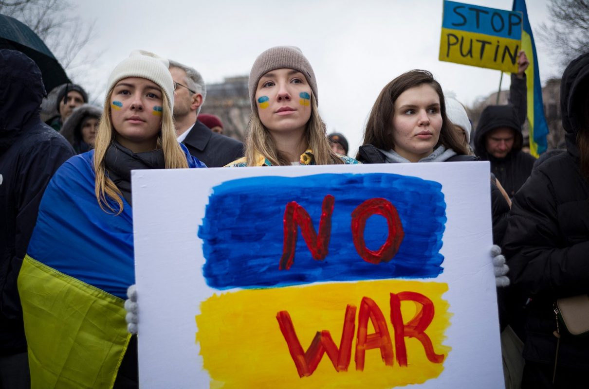 Na Praça Lafayette, em Washington, manifestantes protestam contra a invasão da Rússia na Ucrânia. Foto Mandel Ngan/AFP
