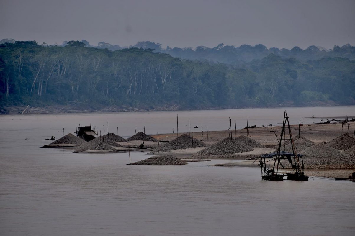 Mineração ilegal no Rio Madre Dios, na Amazônia peruana: pesquisa recorde mundial de poluição por mercúrio na atmosfera em área de preservação (Foto: Estação Biológica Los Amigos / Facebook)