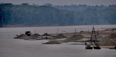 Mineração ilegal no Rio Madre Dios, na Amazônia peruana: pesquisa recorde mundial de poluição por mercúrio na atmosfera em área de preservação (Foto: Estação Biológica Los Amigos / Facebook)