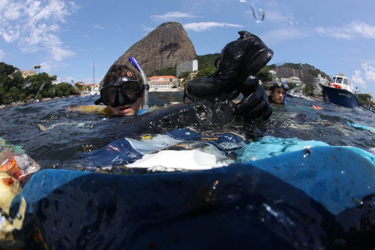Lixo plástico na Baía de Guanabara: ONU abre caminho para tratado global para combater poluição plástica (Foto: Custódio Coimbra - 21/03/2021)
