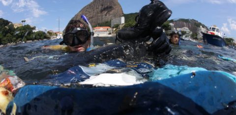 Lixo plástico na Baía de Guanabara: ONU abre caminho para tratado global para combater poluição plástica (Foto: Custódio Coimbra - 21/03/2021)