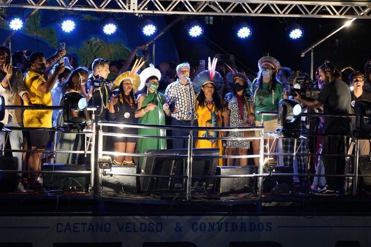 Caetano Veloso com lideranças indígenas no Ato em Defesa da Terra: protesto contra Pacote da Destruição (Foto: Naiara Pontes/Mídia Ninja)