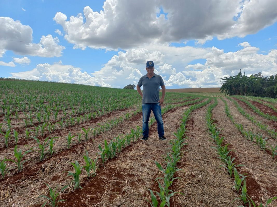 Claudio Zeni, agricultor, em sua propriedade de 15 hectares no Paraná: ‘quem está na agropecuária depende da importação de fertilizantes’ (Foto: Claudio Zeni / Arquivo Pessoal / Diálogo Chino)