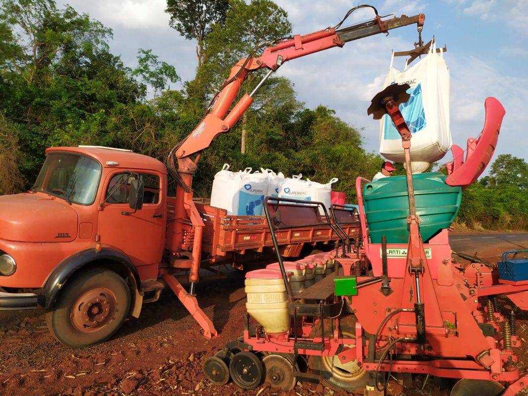 Aplicação de fertilizantes em propriedade rural no Paraná: ataque à Ucrânia agrava crise global e faz subir preço de alimentos (Foto: Evandro Ghellere / Arquivo Pessoal / Diálogo Chino)
