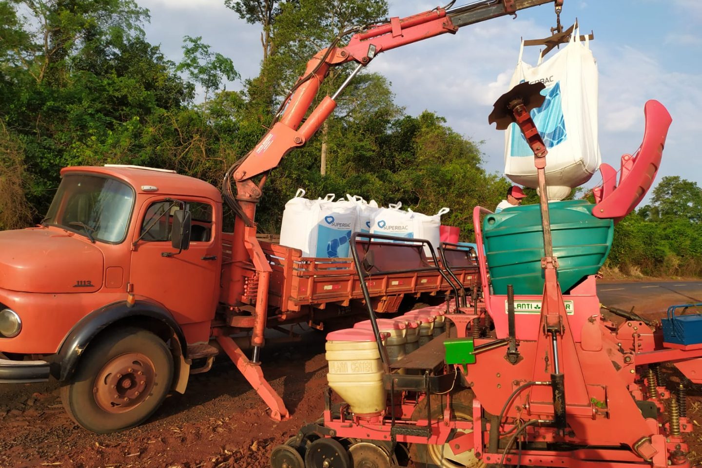 Aplicação de fertilizantes em propriedade rural no Paraná: ataque à Ucrânia agrava crise global e faz subir preço de alimentos (Foto: Evandro Ghellere / Arquivo Pessoal / Diálogo Chino)
