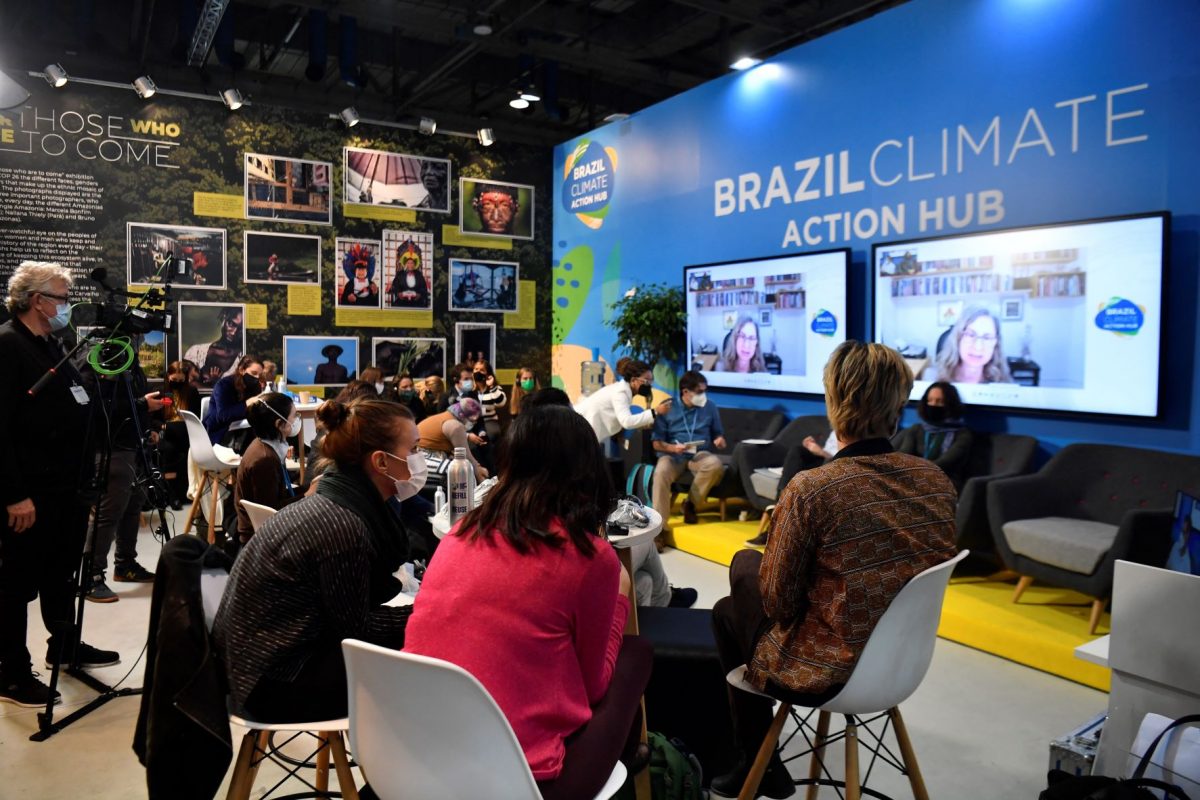 Representantes de empresas brasileiras em reunião na COP26: negócios com foco em inovação e sustentabilidade (Foto: Alain Jocard / AFP - 02/11/2021)