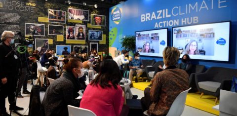 Representantes de empresas brasileiras em reunião na COP26: negócios com foco em inovação e sustentabilidade (Foto: Alain Jocard / AFP - 02/11/2021)