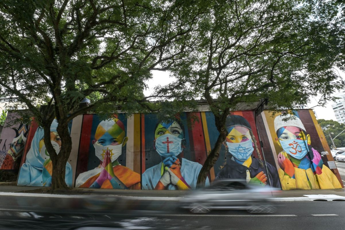 Mural do artista Eduardo Kobra retratando crianças com máscaras em São Paulo: dois anos de pandemia e as dúvidas sobre o futuro da covid-19 (Foto: Nelson Almeida / AFP - 16/02/2022)