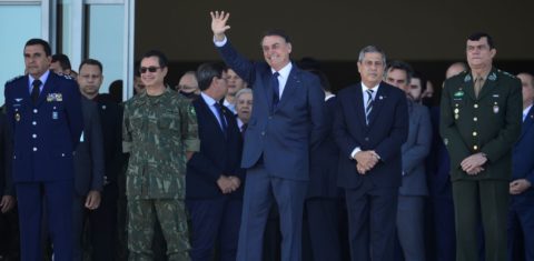 Bolsonaro cercado de militares em desfile de blindados: ex-ministro diz que herança da ditadura precisa ser combatida no ensino militar (Foto: Marcelo Camargo / Agência Brasil - 10/08/2021)