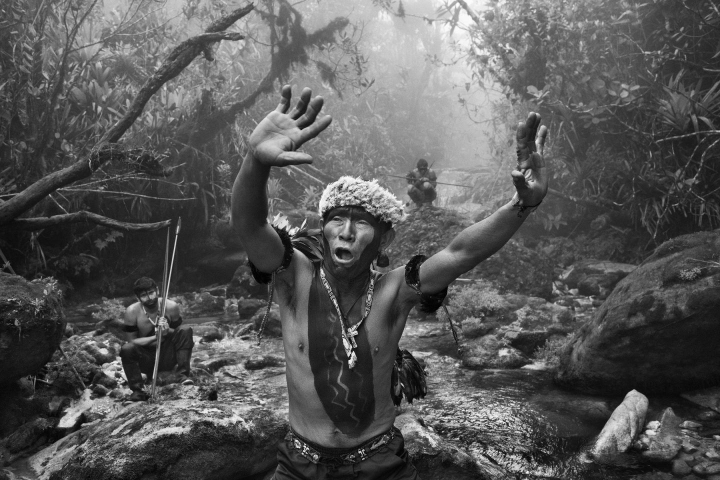 Amazônia: xamã Yanomami em ritual durante a subida para o Pico da Neblina. Estado do Amazonas, Brasil, 2014. Foto Sebastião Salgado