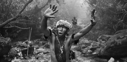 Amazônia: xamã Yanomami em ritual durante a subida para o Pico da Neblina. Estado do Amazonas, Brasil, 2014. Foto Sebastião Salgado