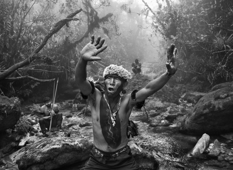 Amazônia: xamã Yanomami em ritual durante a subida para o Pico da Neblina. Estado do Amazonas, Brasil, 2014. Foto Sebastião Salgado