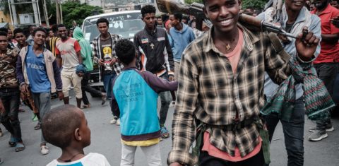 Um combatente da Frente de Libertação Popular de Tigré (TPLF) aperta a mão de um menino enquanto soldados são recebidos por pessoas em uma rua em Mekele, capital da região. Foto Yasuyoshi Chiba/AFP