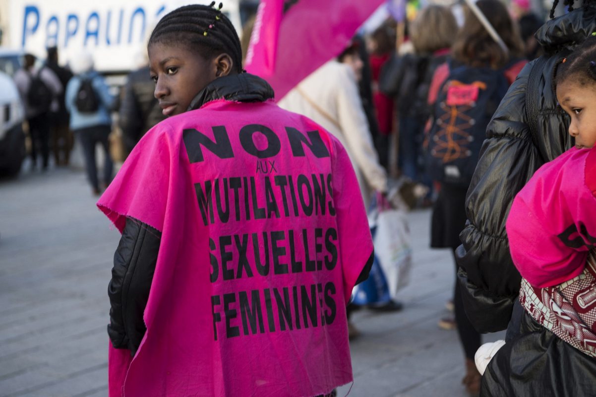 Uma mulher veste uma camisa com os dizeres "Não à mutilação genital feminina" durante uma manifestação para defender os direitos das mulheres no Dia Internacional da Mulher em Marselha, sul da França. Mais de 200 milhões de mulheres ainda são mutiladas hoje no mundo. Foto Bertrand Langlois/AFP