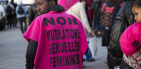 Uma mulher veste uma camisa com os dizeres "Não à mutilação genital feminina" durante uma manifestação para defender os direitos das mulheres no Dia Internacional da Mulher em Marselha, sul da França. Mais de 200 milhões de mulheres ainda são mutiladas hoje no mundo. Foto Bertrand Langlois/AFP