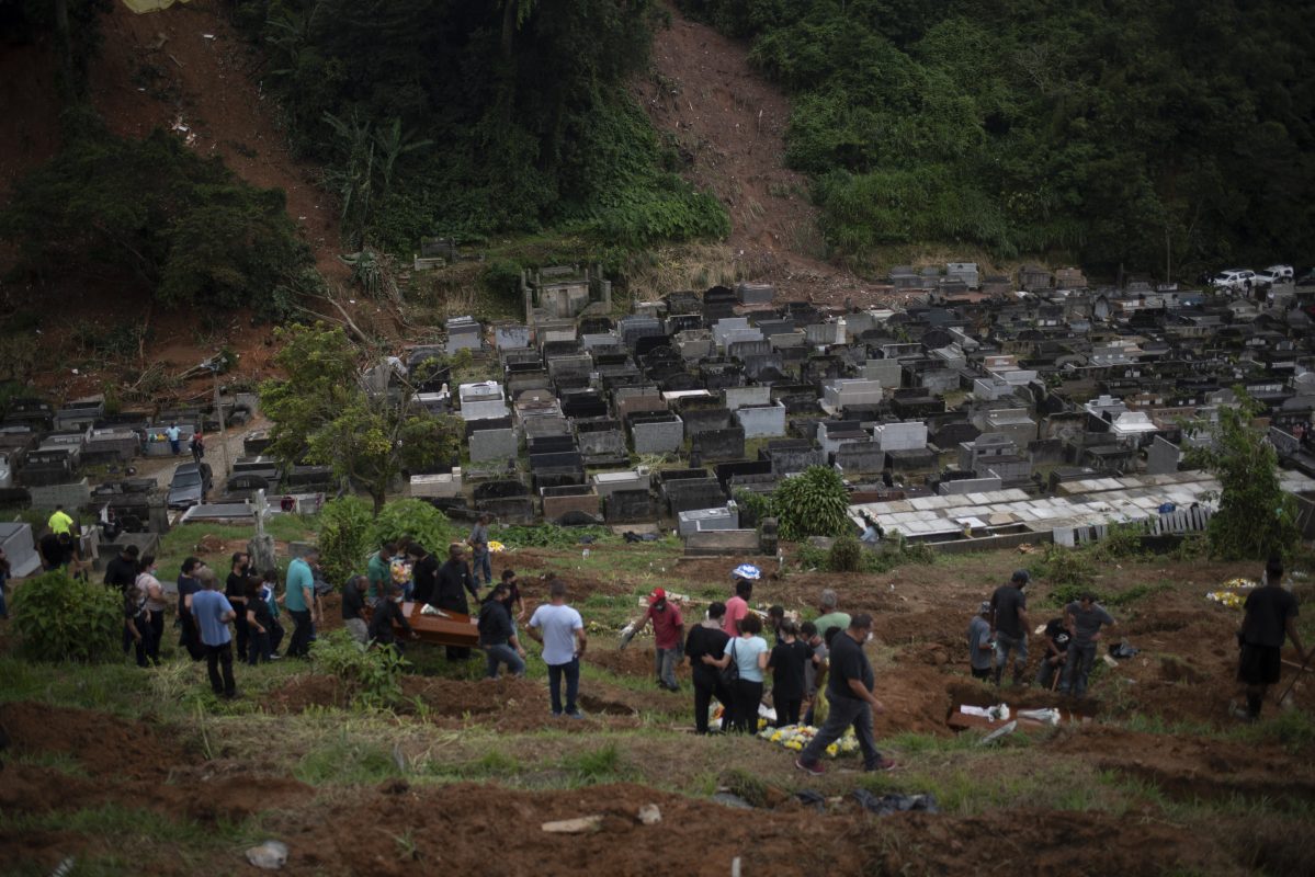 As marcas na encosta sobre o cemitério de Petrópolis: tragédia na alma da cidade. Foto Fabio Teixeira/Anadolu Agency/AFP