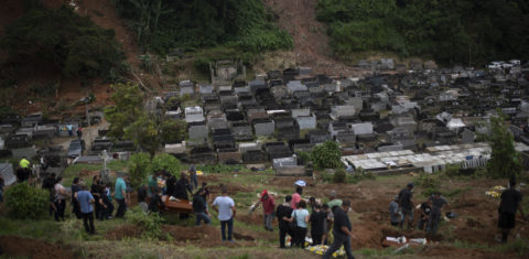 As marcas na encosta sobre o cemitério de Petrópolis: tragédia na alma da cidade. Foto Fabio Teixeira/Anadolu Agency/AFP